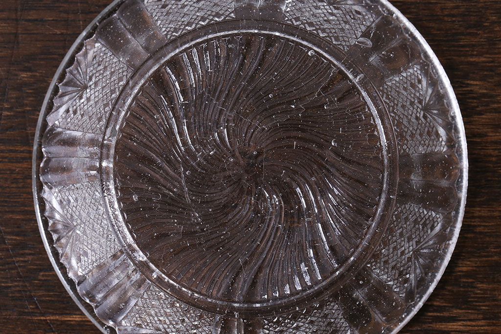 アンティーク雑貨　大正期　捻じ菊　四ツ目市松八つ割文　上品なデザインの小さなプレスガラス皿(深皿)