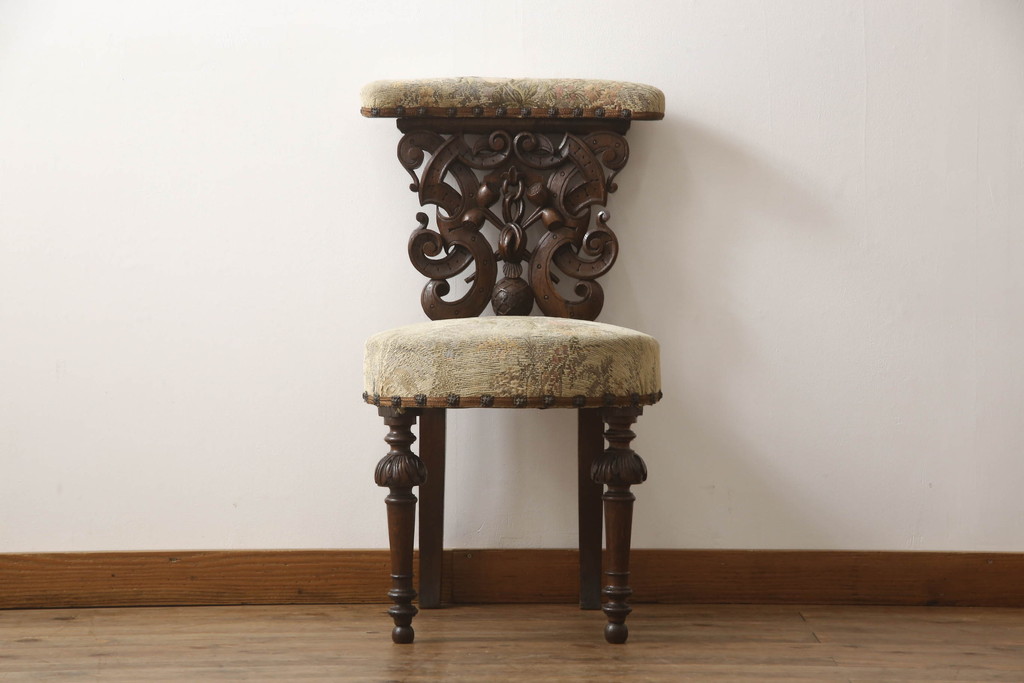 イギリスアンティーク　ディスプレイとしてもおすすめ!!凝った彫刻が目を惹くカービングチェア(椅子、イス、ダイニングチェア)(R-063117)