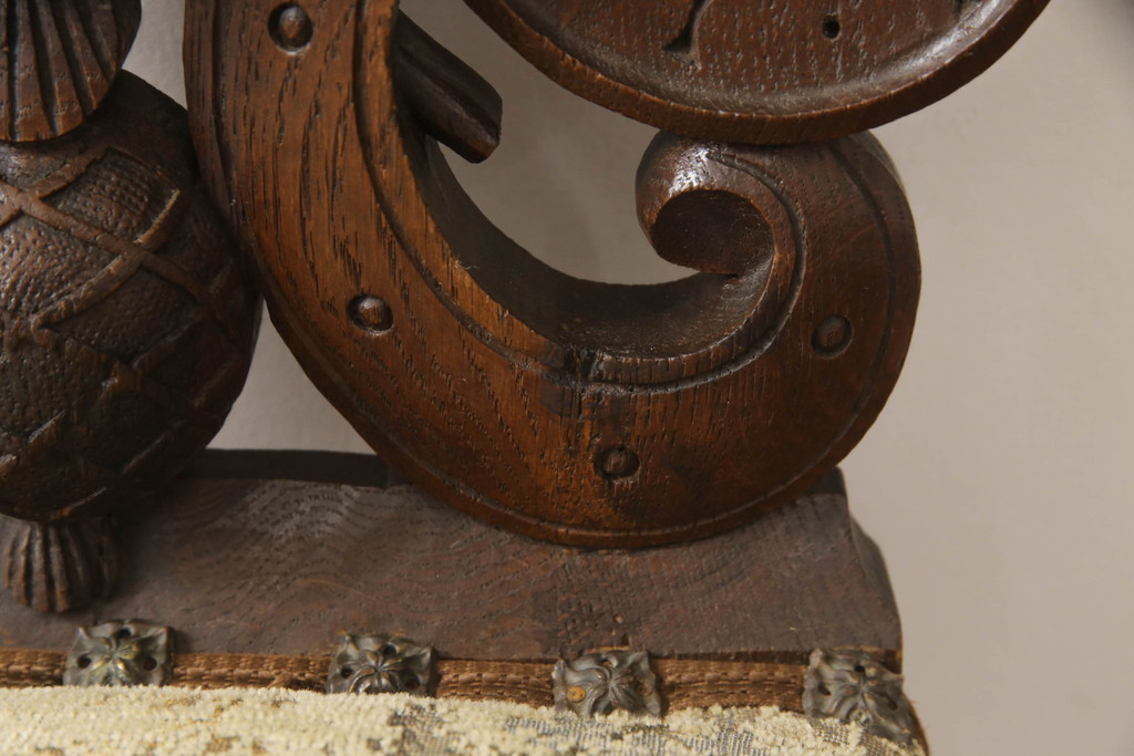 イギリスアンティーク　ディスプレイとしてもおすすめ!!凝った彫刻が目を惹くカービングチェア(椅子、イス、ダイニングチェア)(R-063117)