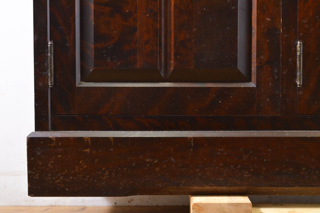 中古　北海道民芸家具　天板リメイク・ヒノキ天板　上品な佇まいが落ち着きのある空間を演出するサイドボード(収納棚、戸棚、食器棚、カップボード、サイドキャビネット)(R-062003)