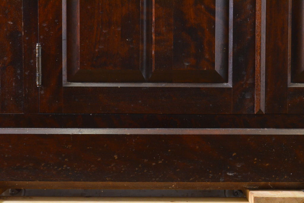 中古　北海道民芸家具　天板リメイク・ヒノキ天板　上品な佇まいが落ち着きのある空間を演出するサイドボード(収納棚、戸棚、食器棚、カップボード、サイドキャビネット)(R-062003)