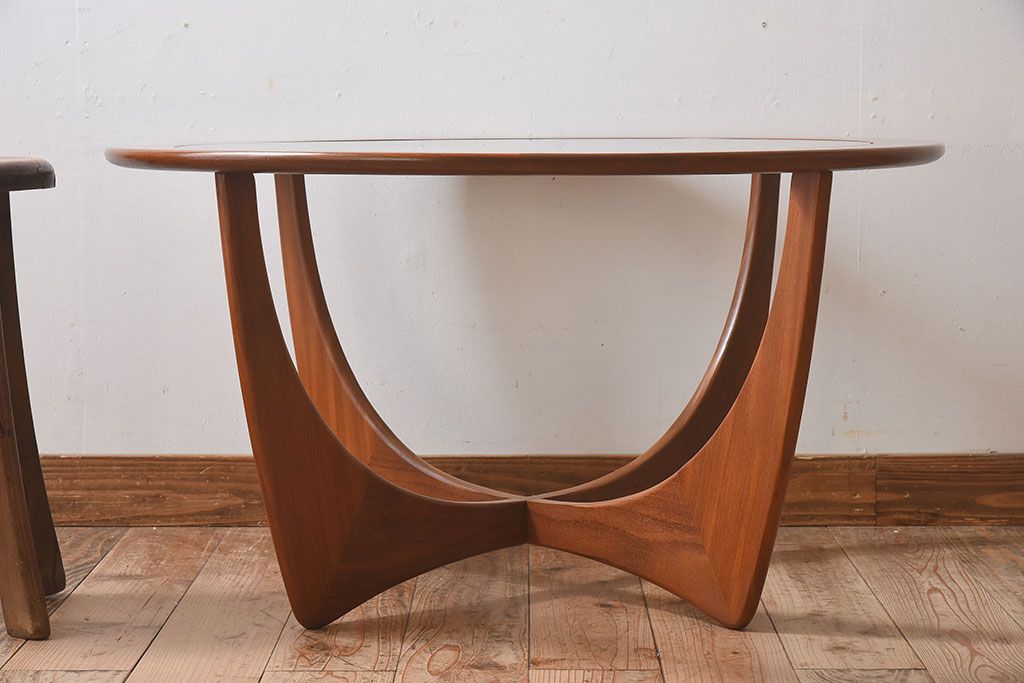 G-PLAN(ジープラン)　北欧家具　デザインの効いた足が特徴のガラストップラウンドテーブル(センターテーブル、コーヒーテーブル、サイドテーブル)(1)