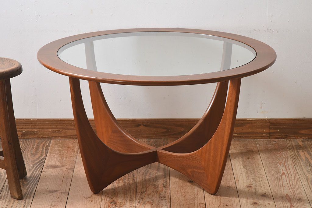 G-PLAN(ジープラン)　北欧家具　デザインの効いた足が特徴のガラストップラウンドテーブル(センターテーブル、コーヒーテーブル、サイドテーブル)(1)