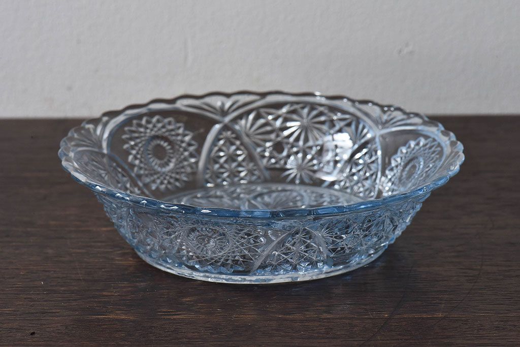 アンティーク雑貨　昭和レトロ　水色が涼感漂うプレスガラスの皿(プレート、器)