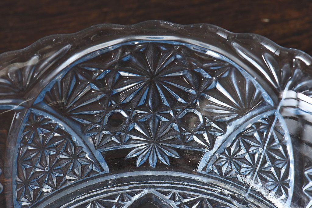 アンティーク雑貨　昭和レトロ　水色が涼感漂うプレスガラスの皿(プレート、器)