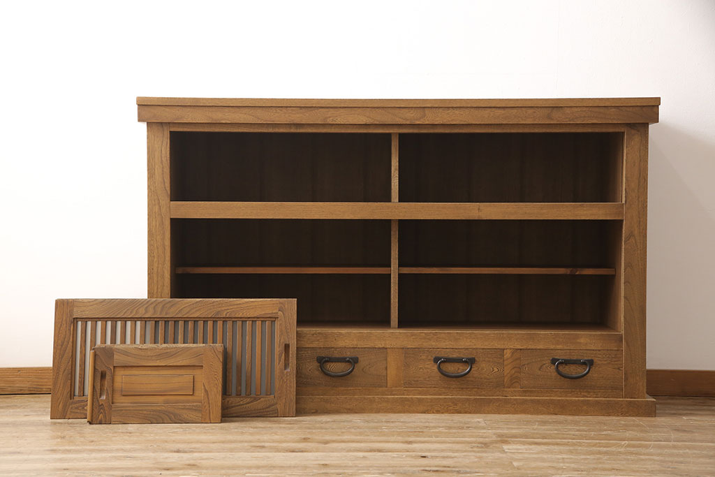 中古　美品　国産手造り家具　ケヤキ材製　品のある佇まいが上質な和の空間にぴったりな水屋箪笥・上段(食器棚、収納棚、サイドボード、和風キャビネット)(R-052599)