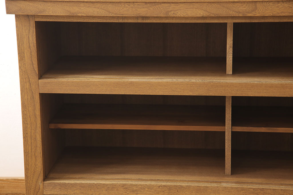 中古　美品　国産手造り家具　ケヤキ材製　品のある佇まいが上質な和の空間にぴったりな水屋箪笥・上段(食器棚、収納棚、サイドボード、和風キャビネット)(R-052599)