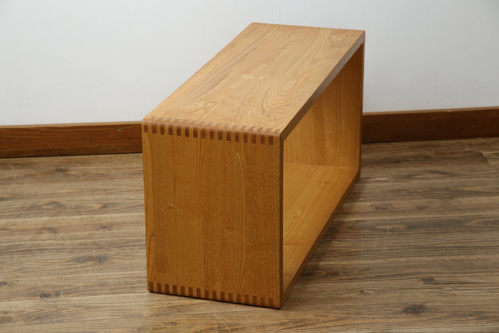 中古　タモ材　高島屋購入品　シンプルなデザインで使いやすいディスプレイラック(飾り棚、収納棚、オープンラック)(R-072774)