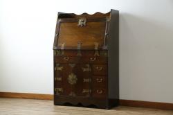 中古　韓国民芸家具　重さもありしっかりとした作り込み!!　オリエンタル　李朝デザイン　金具付きのデザインが目を惹くアンティーク調のライティングビューロ(簿記机、ワークデスク、在宅用、在宅ワーク用、引き出し)(R-081256)