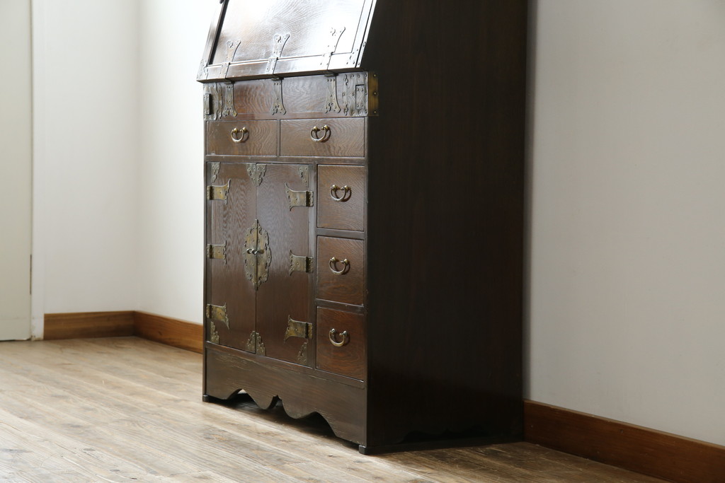 中古　韓国民芸家具　重さもありしっかりとした作り込み!!　オリエンタル　李朝デザイン　金具付きのデザインが目を惹くアンティーク調のライティングビューロ(簿記机、ワークデスク、在宅用、在宅ワーク用、引き出し)(R-081256)