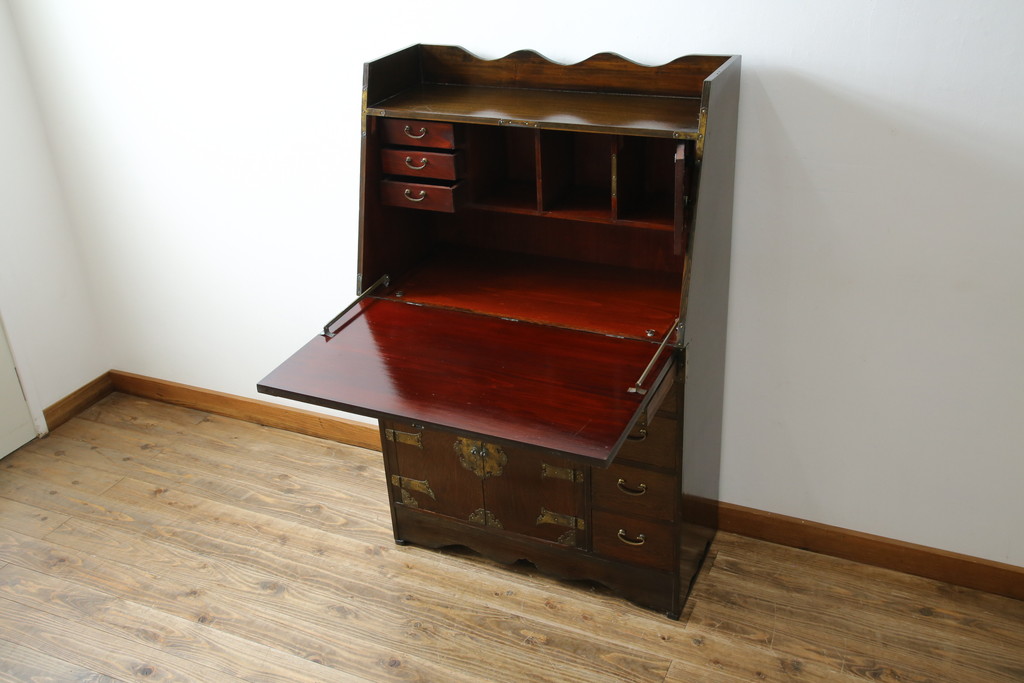 中古　韓国民芸家具　重さもありしっかりとした作り込み!!　オリエンタル　李朝デザイン　金具付きのデザインが目を惹くアンティーク調のライティングビューロ(簿記机、ワークデスク、在宅用、在宅ワーク用、引き出し)(R-081256)