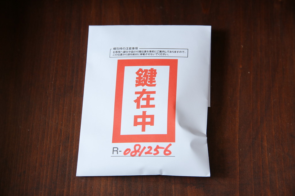 中古　韓国民芸家具　重さもありしっかりとした作り込み!!　オリエンタル　李朝デザイン　金具付きのデザインが目を惹くアンティーク調のライティングビューロ(簿記机、ワークデスク、在宅用、在宅ワーク用、引き出し)(R-081256)