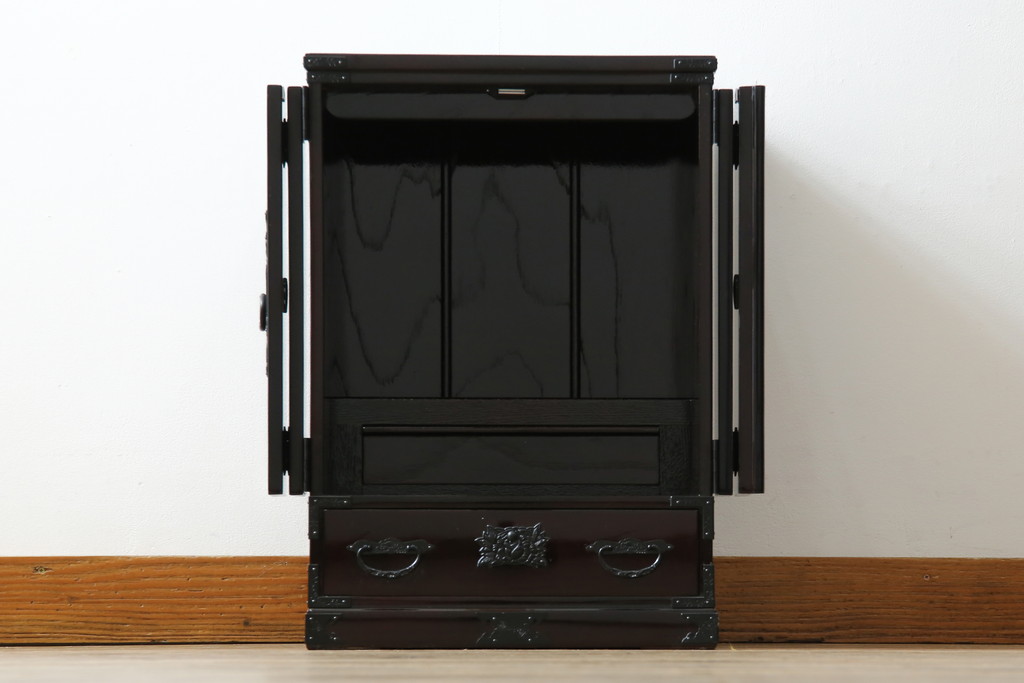 新品　未使用　仙台箪笥　落ち着きのある色味が魅力的な仏壇と仏具のセット(仙台仏壇)(定価約30万円)(R-078841)