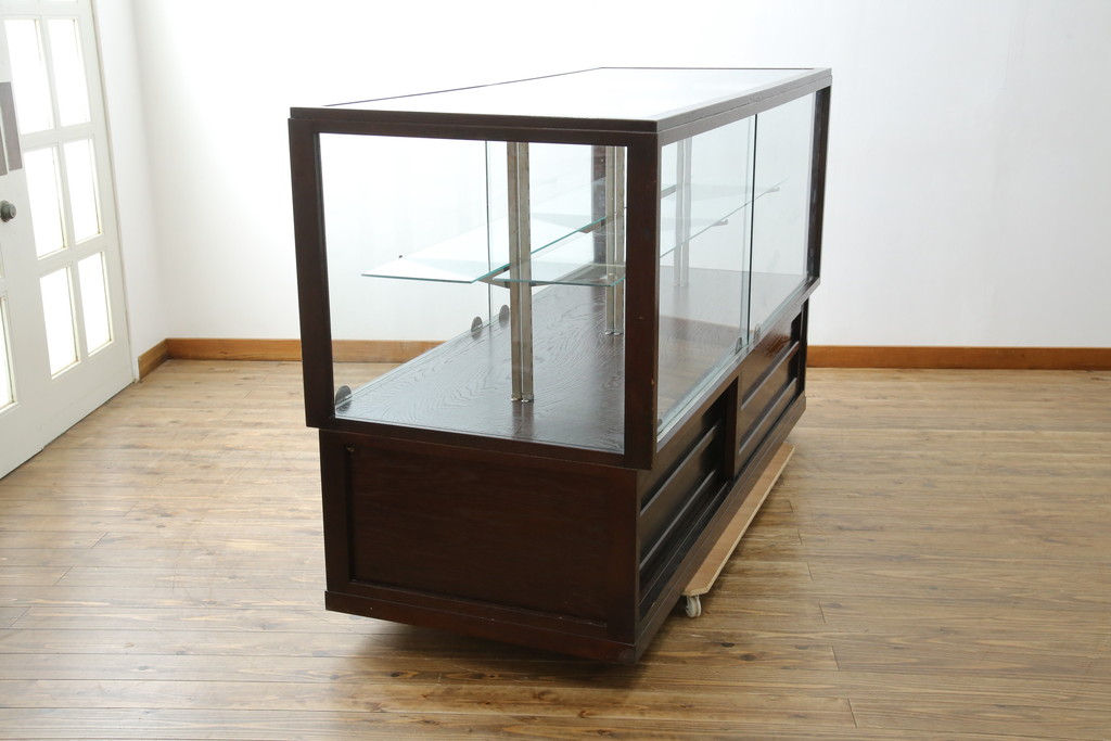 中古　美品!!　特注オーダー品　国産　職人手作り　漆塗り　総楢(ナラ)材　両面使いできる!　重厚感あるダークブラウンの木製フレームが高級感を演出するガラスケース(ショーケース、コレクションケース、ディスプレイケース、カウンター、飾り棚、陳列棚、店舗什器)(製作費推定100万円以上)(R-083341)