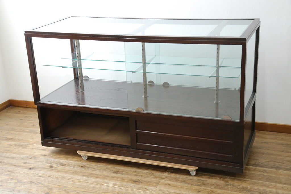 中古　美品!!　特注オーダー品　国産　職人手作り　漆塗り　総楢(ナラ)材　両面使いできる!　重厚感あるダークブラウンの木製フレームが高級感を演出するガラスケース(ショーケース、コレクションケース、ディスプレイケース、カウンター、飾り棚、陳列棚、店舗什器)(製作費推定100万円以上)(R-083341)