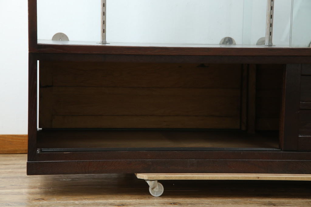 中古　美品!!　特注オーダー品　国産　職人手作り　漆塗り　総楢(ナラ)材　両面使いできる!　重厚感あるダークブラウンの木製フレームが高級感を演出するガラスケース(ショーケース、コレクションケース、ディスプレイケース、カウンター、飾り棚、陳列棚、店舗什器)(製作費推定100万円以上)(R-083341)