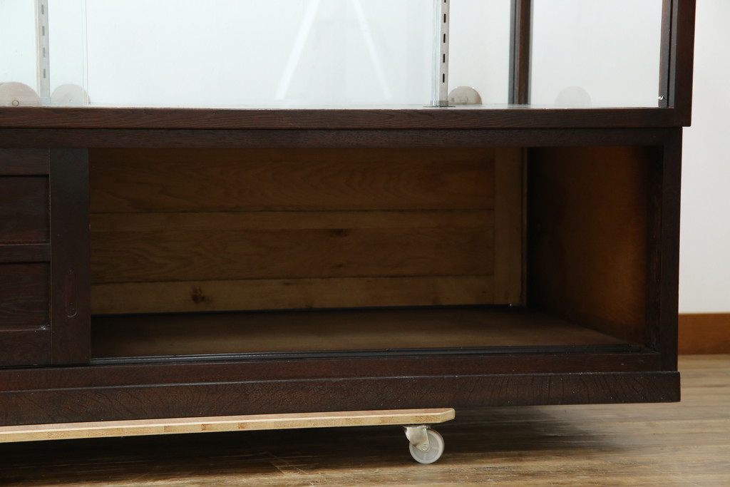 中古　美品!!　特注オーダー品　国産　職人手作り　漆塗り　総楢(ナラ)材　両面使いできる!　重厚感あるダークブラウンの木製フレームが高級感を演出するガラスケース(ショーケース、コレクションケース、ディスプレイケース、カウンター、飾り棚、陳列棚、店舗什器)(製作費推定100万円以上)(R-083341)