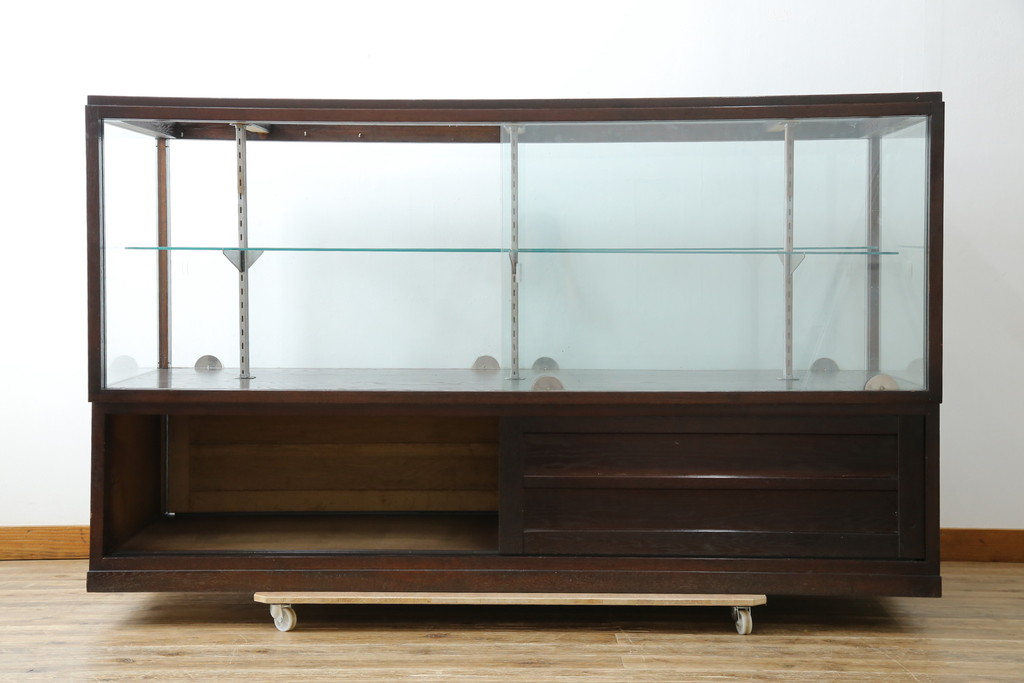 中古　美品!!　特注オーダー品　国産　職人手作り　漆塗り　総楢(ナラ)材　両面使いできる!　重厚感あるダークブラウンの木製フレームが高級感を演出するガラスケース(ショーケース、コレクションケース、ディスプレイケース、カウンター、飾り棚、陳列棚、店舗什器)(製作費推定100万円以上)(R-083341)