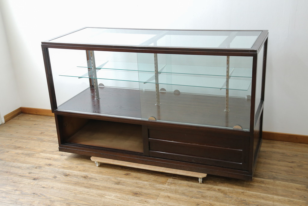 中古　美品!!　特注オーダー品　国産　職人手作り　漆塗り　総楢(ナラ)材　両面使いできる!　重厚感あるダークブラウンの木製フレームが高級感を演出するガラスケース(ショーケース、コレクションケース、ディスプレイケース、カウンター、飾り棚、陳列棚、店舗什器)(製作費推定100万円以上)(R-083341)