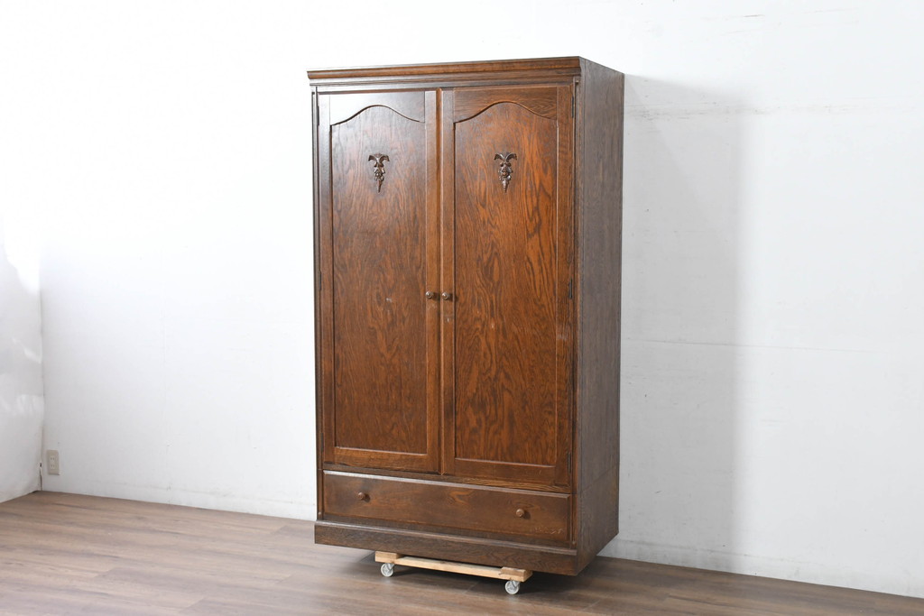 中古　美品　三越家具　ブルージュ(Brugge)　英国カントリースタイル 気品ただよう木目が魅力のアンティーク風ワードローブ(洋服タンス、衣装タンス、キャビネット、収納棚、戸棚)(R-083530)