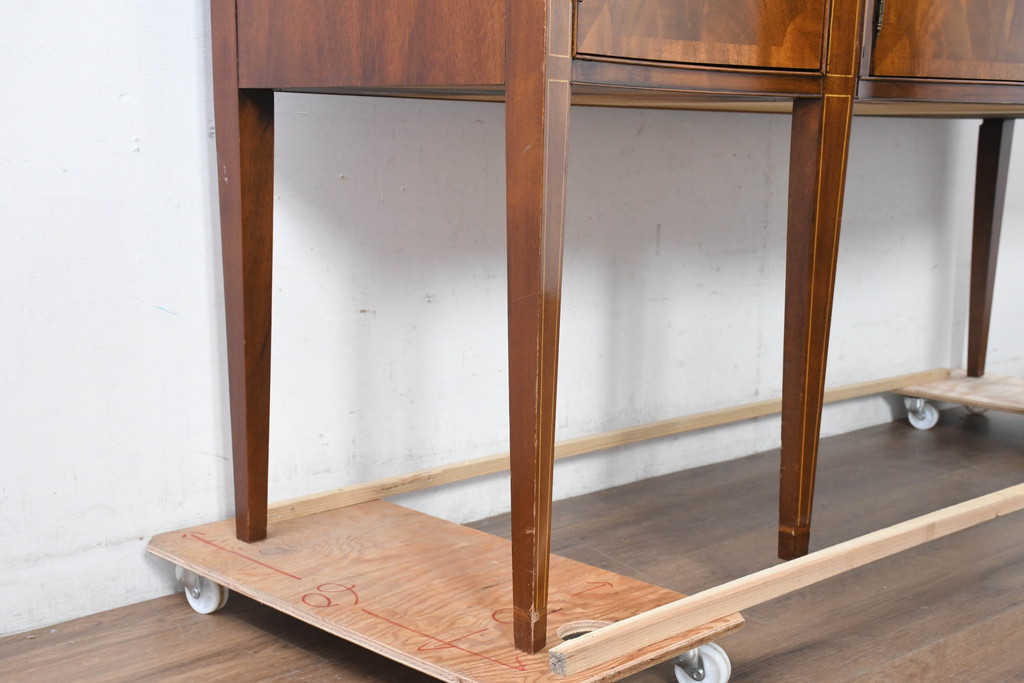中古　高級品　マホガニー材　ヒッコリーチェア(HICKORY CHAIR)　優雅な象嵌が印象的なサイドボード(コンソールテーブル、サイドキャビネット、収納棚、戸棚、飾り棚)(定価約94万円)(R-083592)