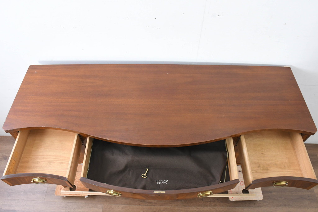 中古　高級品　マホガニー材　ヒッコリーチェア(HICKORY CHAIR)　優雅な象嵌が印象的なサイドボード(コンソールテーブル、サイドキャビネット、収納棚、戸棚、飾り棚)(定価約94万円)(R-083592)