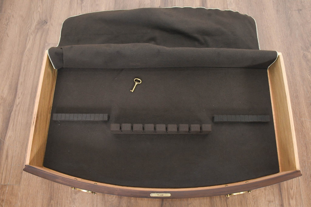 中古　高級品　マホガニー材　ヒッコリーチェア(HICKORY CHAIR)　優雅な象嵌が印象的なサイドボード(コンソールテーブル、サイドキャビネット、収納棚、戸棚、飾り棚)(定価約94万円)(R-083592)