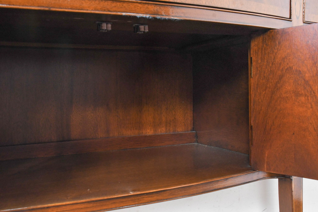 中古　高級品　マホガニー材　ヒッコリーチェア(HICKORY CHAIR)　優雅な象嵌が印象的なサイドボード(コンソールテーブル、サイドキャビネット、収納棚、戸棚、飾り棚)(定価約94万円)(R-083592)
