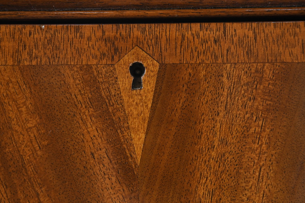 中古　高級品　マホガニー材　ヒッコリーチェア(HICKORY CHAIR)　優雅な象嵌が印象的なサイドボード(コンソールテーブル、サイドキャビネット、収納棚、戸棚、飾り棚)(定価約94万円)(R-083592)