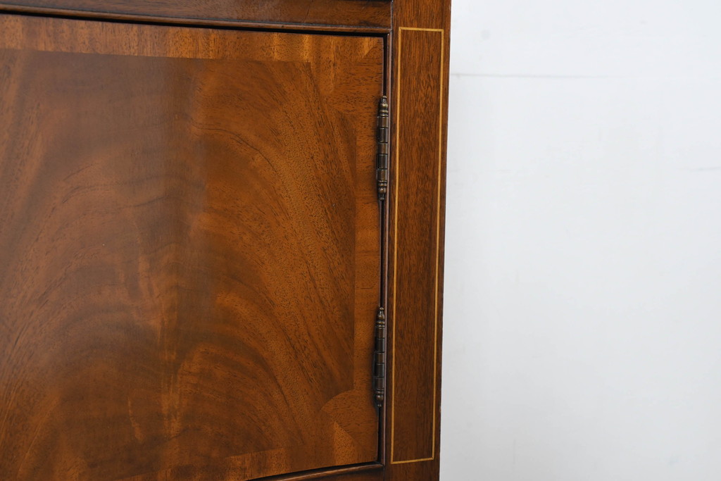 中古　高級品　マホガニー材　ヒッコリーチェア(HICKORY CHAIR)　優雅な象嵌が印象的なサイドボード(コンソールテーブル、サイドキャビネット、収納棚、戸棚、飾り棚)(定価約94万円)(R-083592)