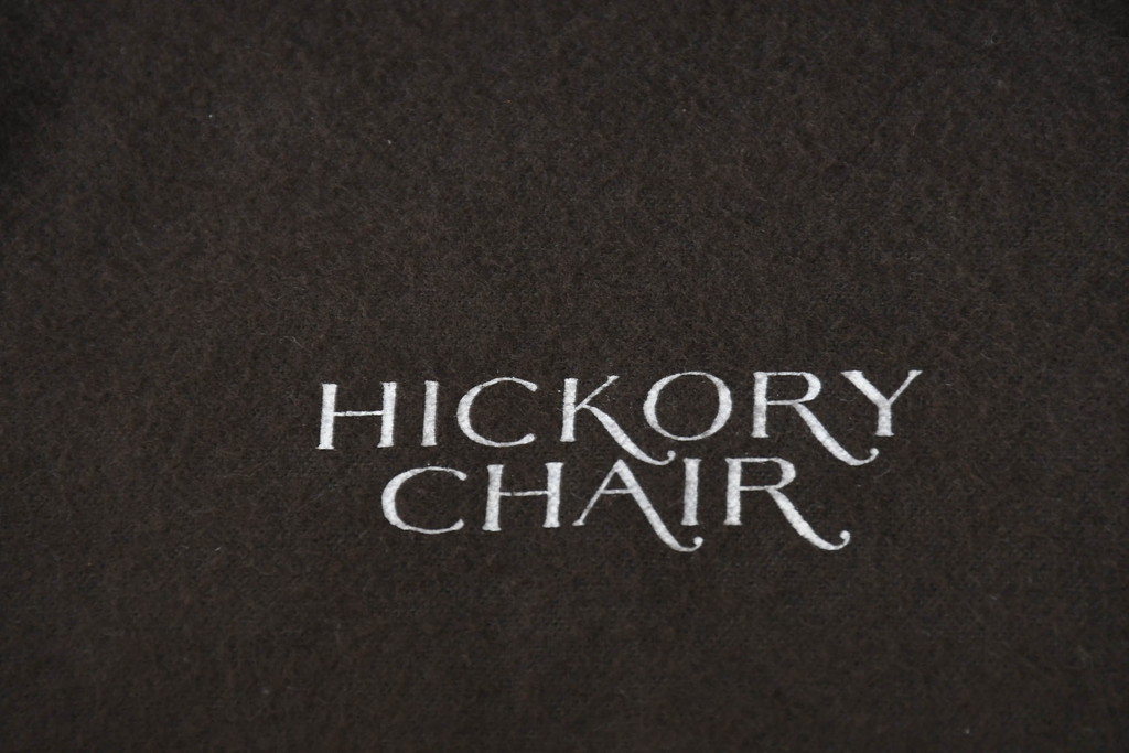 中古　高級品　マホガニー材　ヒッコリーチェア(HICKORY CHAIR)　優雅な象嵌が印象的なサイドボード(コンソールテーブル、サイドキャビネット、収納棚、戸棚、飾り棚)(定価約94万円)(R-083592)