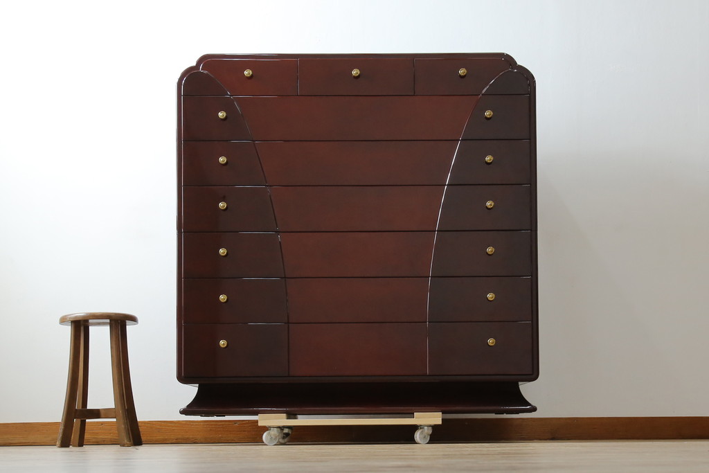 中古　美品　最高級　家具の宝石　キットファニチュア(KIT FURNITURE)　北谷家具　イタリアンデザイン　艶やかな木肌と美しい曲線デザインが魅力!!上品な取っ手が高級感を演出するチェスト(洋服タンス、サイドチェスト、衣装箪笥、整理箪笥、収納箪笥、引き出し)(定価約75万円)(R-083344)