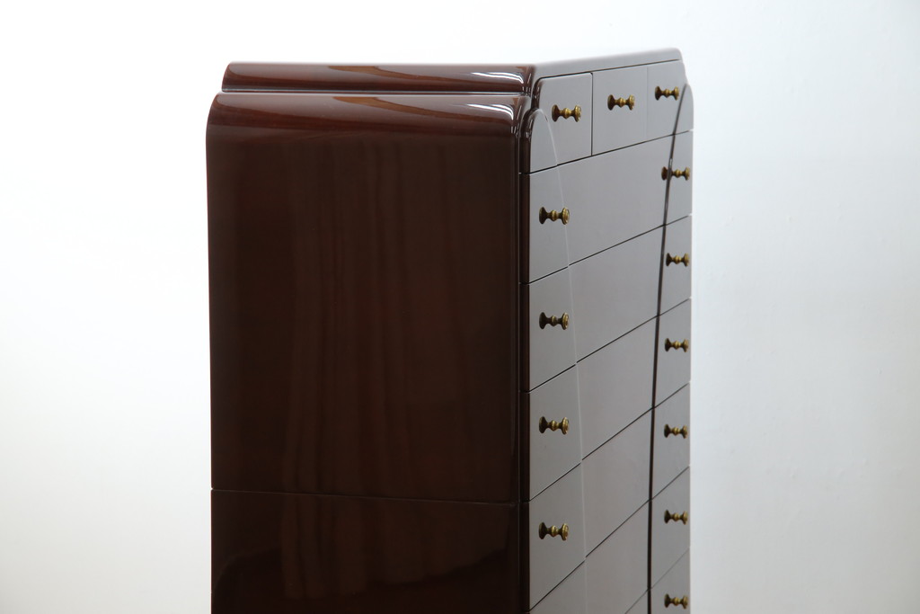 中古　美品　最高級　家具の宝石　キットファニチュア(KIT FURNITURE)　北谷家具　イタリアンデザイン　艶やかな木肌と美しい曲線デザインが魅力!!上品な取っ手が高級感を演出するチェスト(洋服タンス、サイドチェスト、衣装箪笥、整理箪笥、収納箪笥、引き出し)(定価約75万円)(R-083344)