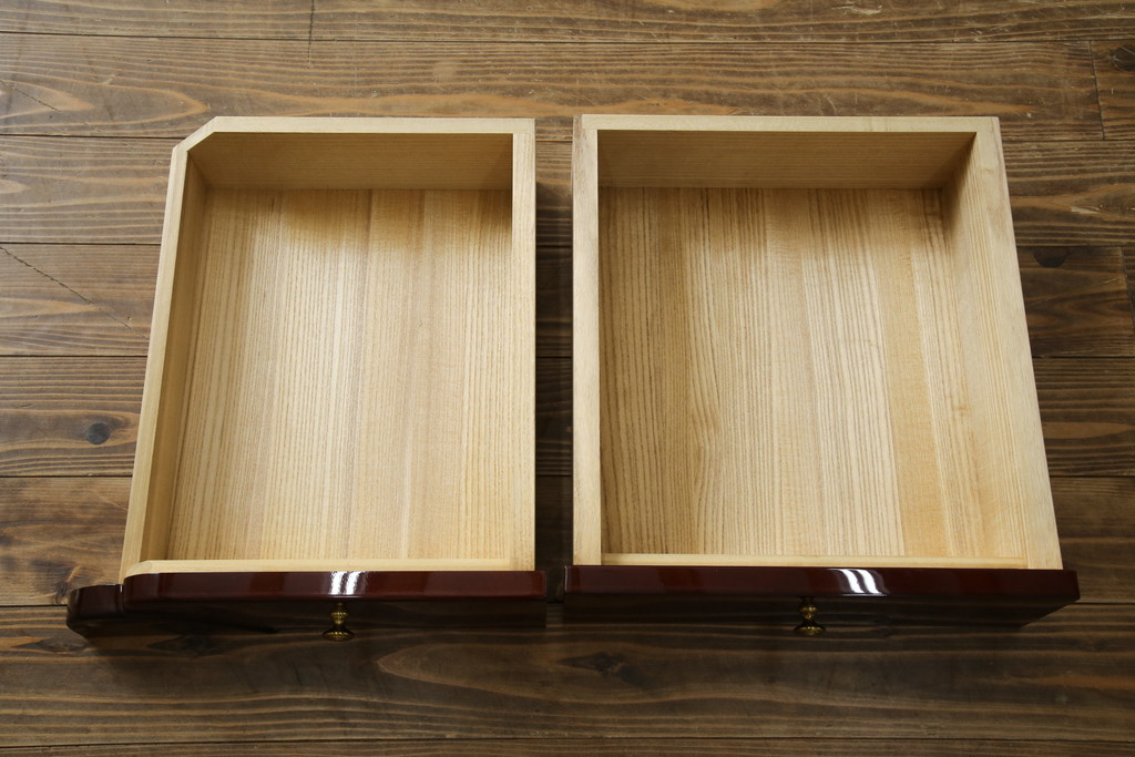 中古　美品　最高級　家具の宝石　キットファニチュア(KIT FURNITURE)　北谷家具　イタリアンデザイン　艶やかな木肌と美しい曲線デザインが魅力!!上品な取っ手が高級感を演出するチェスト(洋服タンス、サイドチェスト、衣装箪笥、整理箪笥、収納箪笥、引き出し)(定価約75万円)(R-083344)