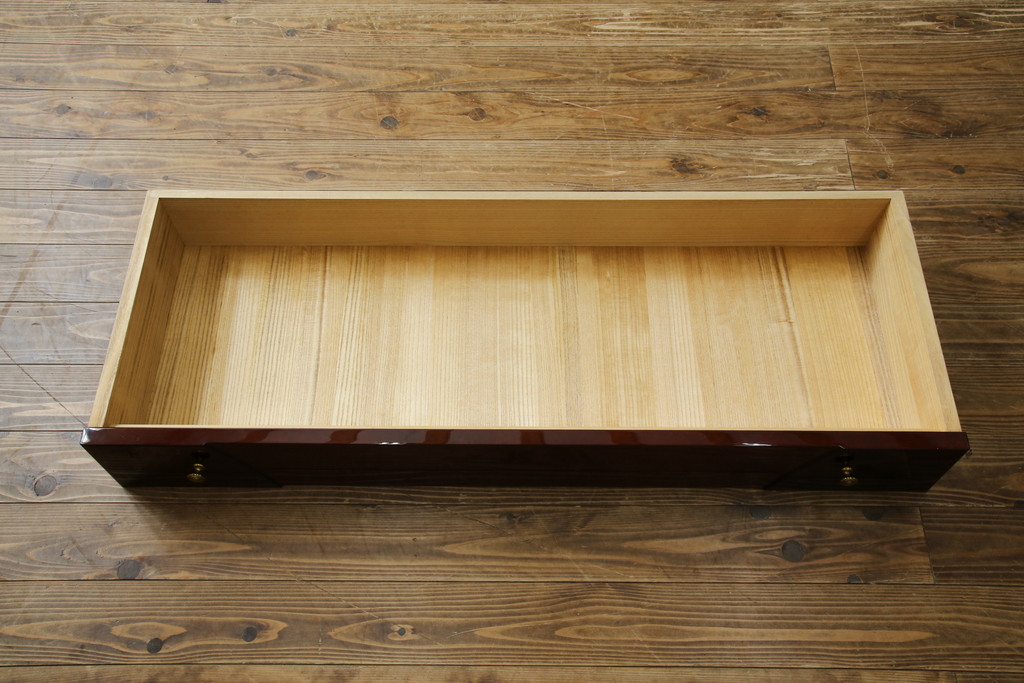 中古　美品　最高級　家具の宝石　キットファニチュア(KIT FURNITURE)　北谷家具　イタリアンデザイン　艶やかな木肌と美しい曲線デザインが魅力!!上品な取っ手が高級感を演出するチェスト(洋服タンス、サイドチェスト、衣装箪笥、整理箪笥、収納箪笥、引き出し)(定価約75万円)(R-083344)