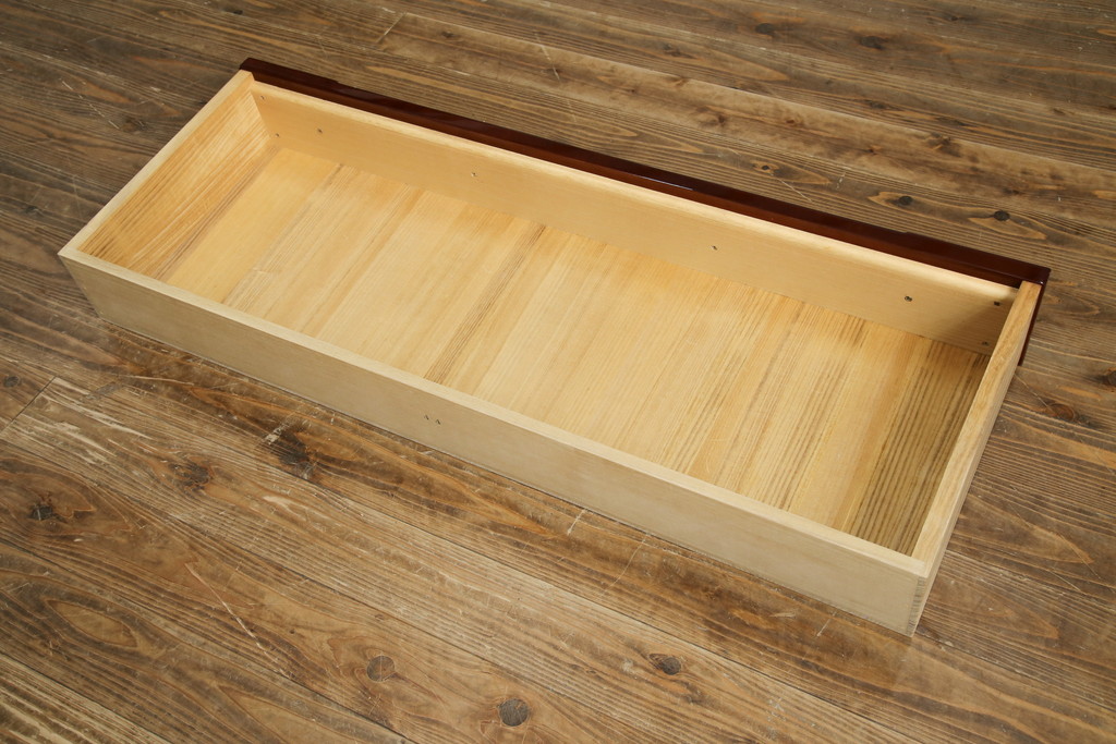 中古　美品　最高級　家具の宝石　キットファニチュア(KIT FURNITURE)　北谷家具　イタリアンデザイン　艶やかな木肌と美しい曲線デザインが魅力!!上品な取っ手が高級感を演出するチェスト(洋服タンス、サイドチェスト、衣装箪笥、整理箪笥、収納箪笥、引き出し)(定価約75万円)(R-083344)