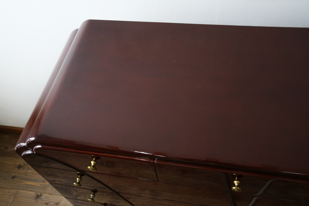 中古　美品　最高級　家具の宝石　キットファニチュア(KIT FURNITURE)　北谷家具　イタリアンデザイン　艶やかな木肌と美しい曲線デザインが魅力!!上品な取っ手が高級感を演出するチェスト(洋服タンス、サイドチェスト、衣装箪笥、整理箪笥、収納箪笥、引き出し)(定価約75万円)(R-083344)