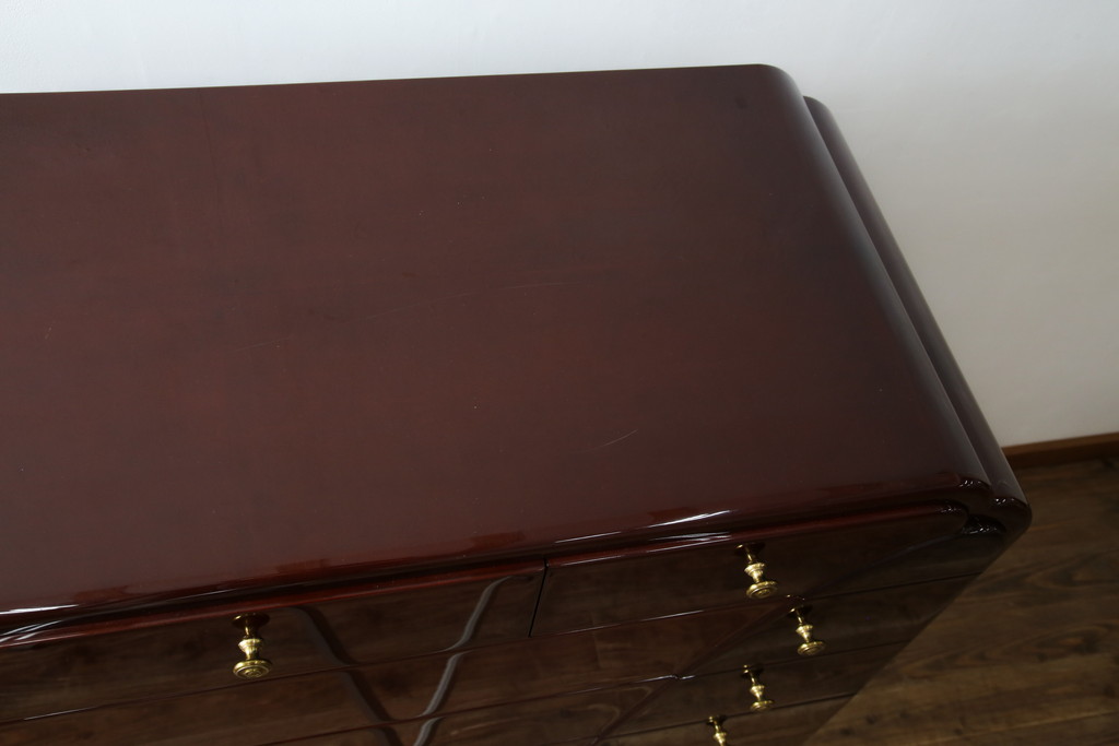 中古　美品　最高級　家具の宝石　キットファニチュア(KIT FURNITURE)　北谷家具　イタリアンデザイン　艶やかな木肌と美しい曲線デザインが魅力!!上品な取っ手が高級感を演出するチェスト(洋服タンス、サイドチェスト、衣装箪笥、整理箪笥、収納箪笥、引き出し)(定価約75万円)(R-083344)