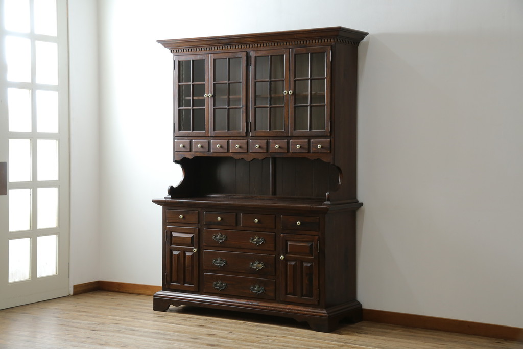 中古　美品　ETHAN ALLEN(イーセンアーレン)　深みのある色合いが魅力的なカントリー調のカップボード(食器棚、キャビネット、収納棚、戸棚)(R-078620)