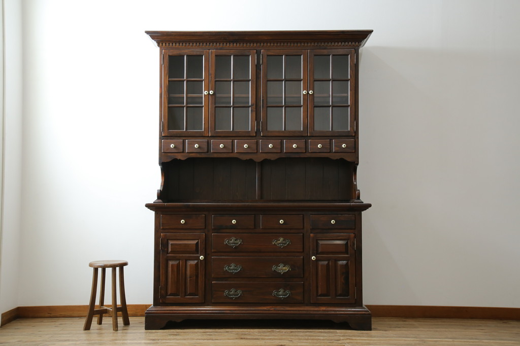 中古　美品　ETHAN ALLEN(イーセンアーレン)　深みのある色合いが魅力的なカントリー調のカップボード(食器棚、キャビネット、収納棚、戸棚)(R-078620)