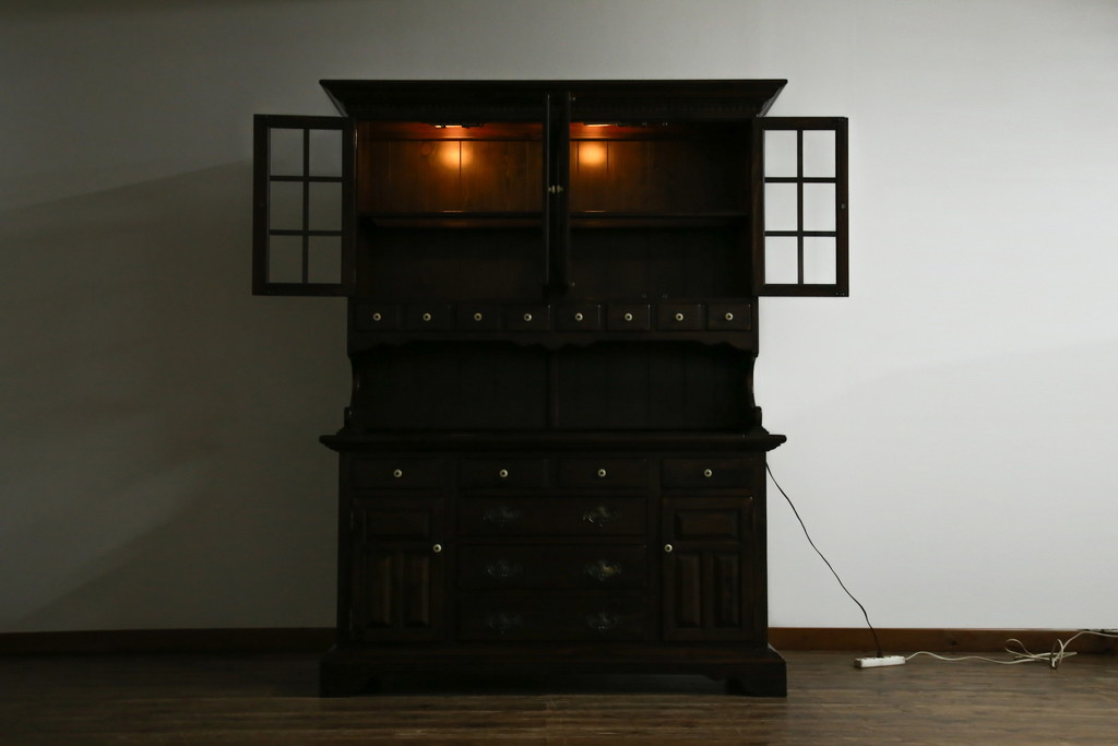 中古　美品　ETHAN ALLEN(イーセンアーレン)　深みのある色合いが魅力的なカントリー調のカップボード(食器棚、キャビネット、収納棚、戸棚)(R-078620)