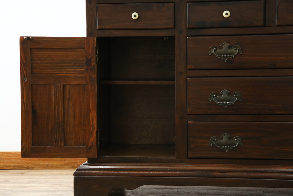 中古　美品　ETHAN ALLEN(イーセンアーレン)　深みのある色合いが魅力的なカントリー調のカップボード(食器棚、キャビネット、収納棚、戸棚)(R-078620)
