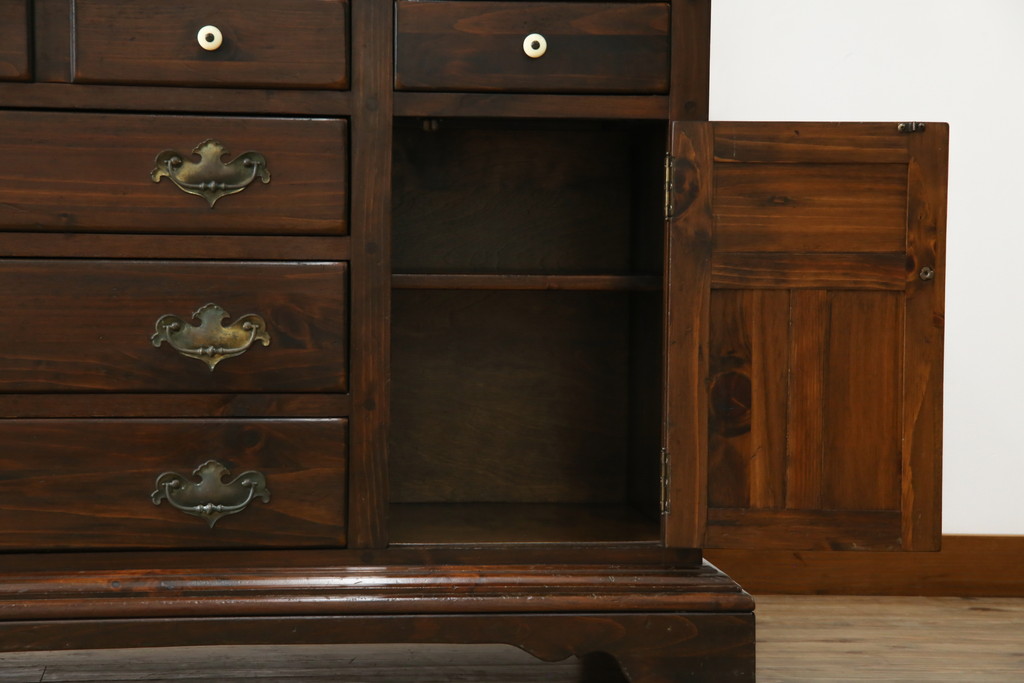 中古　美品　ETHAN ALLEN(イーセンアーレン)　深みのある色合いが魅力的なカントリー調のカップボード(食器棚、キャビネット、収納棚、戸棚)(R-078620)