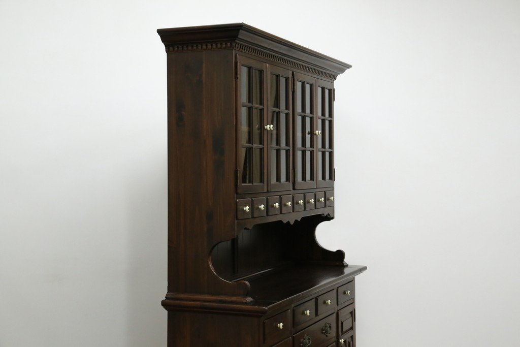 中古　美品　ETHAN ALLEN(イーセンアーレン)　深みのある色合いが魅力的なカントリー調のカップボード(食器棚、キャビネット、収納棚、戸棚)(R-078620)