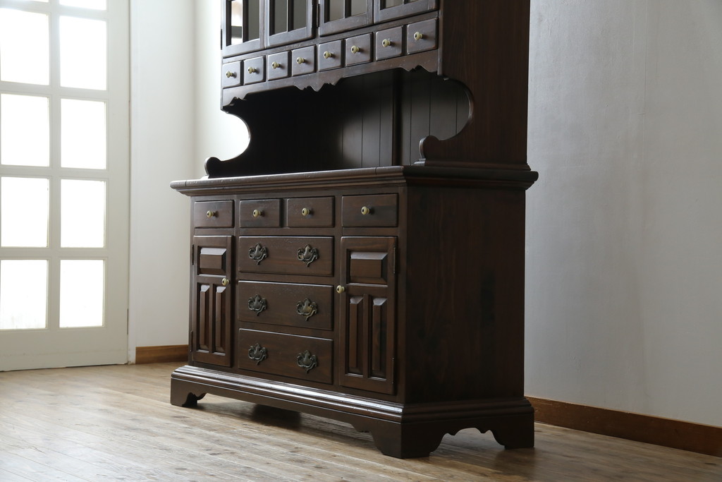 中古　美品　ETHAN ALLEN(イーセンアーレン)　深みのある色合いが魅力的なカントリー調のカップボード(食器棚、キャビネット、収納棚、戸棚)(R-078620)