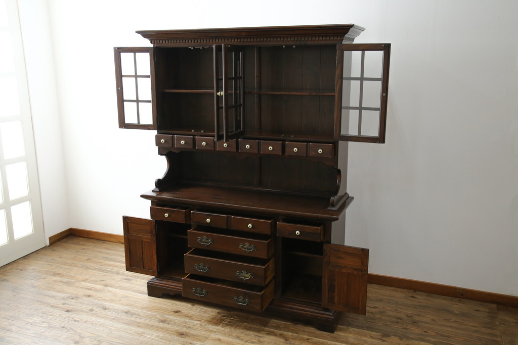 中古　美品　ETHAN ALLEN(イーセンアーレン)　深みのある色合いが魅力的なカントリー調のカップボード(食器棚、キャビネット、収納棚、戸棚)(R-078620)