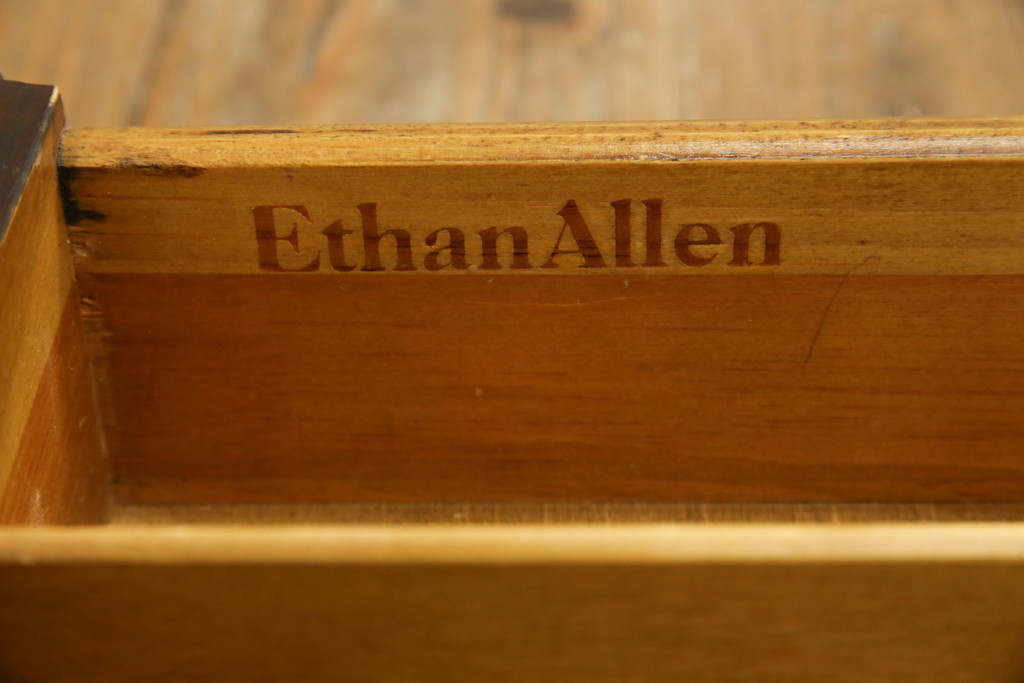 中古　美品　ETHAN ALLEN(イーセンアーレン)　深みのある色合いが魅力的なカントリー調のカップボード(食器棚、キャビネット、収納棚、戸棚)(R-078620)