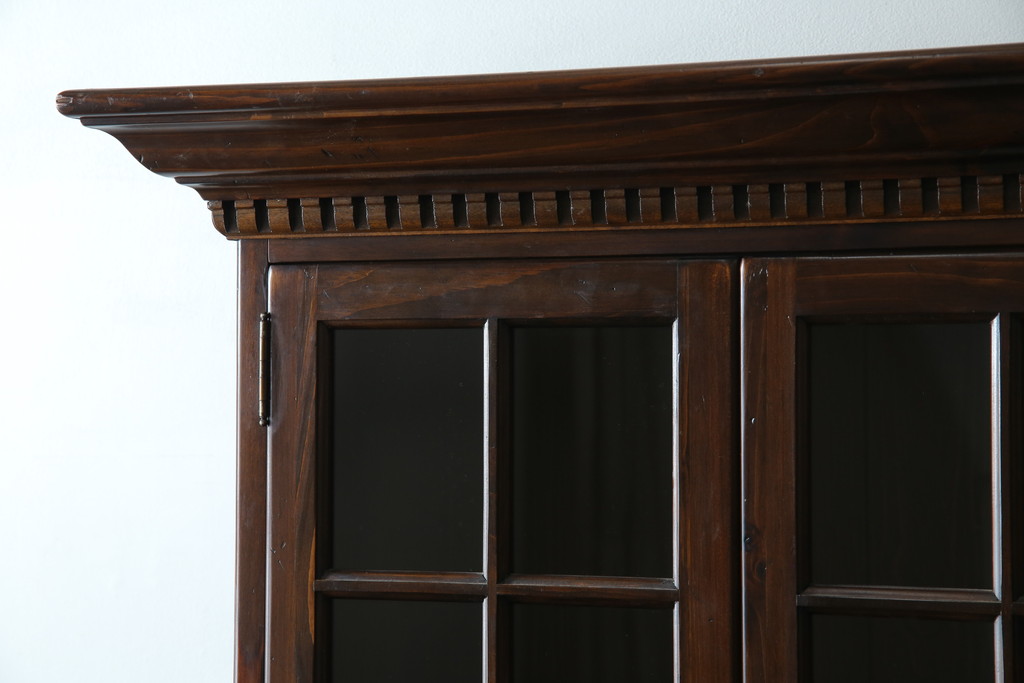 中古　美品　ETHAN ALLEN(イーセンアーレン)　深みのある色合いが魅力的なカントリー調のカップボード(食器棚、キャビネット、収納棚、戸棚)(R-078620)