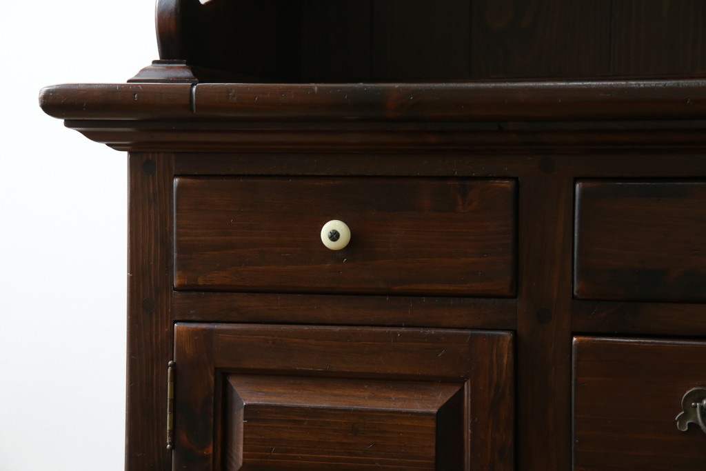 中古　美品　ETHAN ALLEN(イーセンアーレン)　深みのある色合いが魅力的なカントリー調のカップボード(食器棚、キャビネット、収納棚、戸棚)(R-078620)