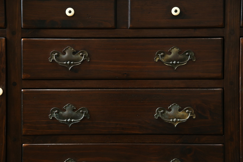 中古　美品　ETHAN ALLEN(イーセンアーレン)　深みのある色合いが魅力的なカントリー調のカップボード(食器棚、キャビネット、収納棚、戸棚)(R-078620)